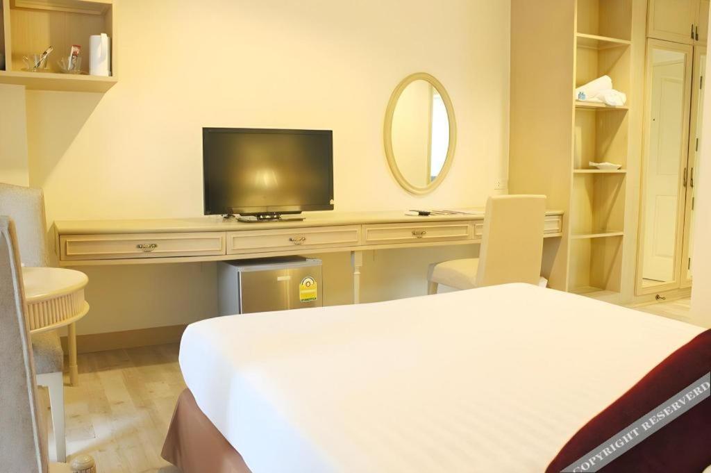 Romance Hotel Srinakarin Bangkok Exterior photo